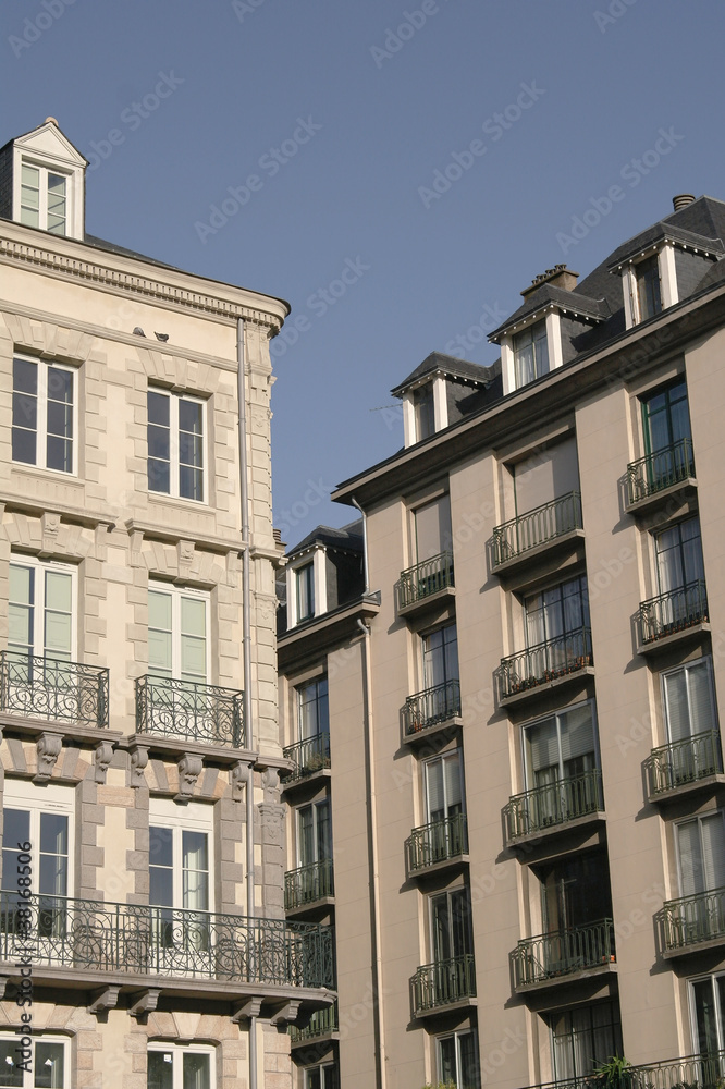 Fototapeta premium deux immeubles en centre-ville