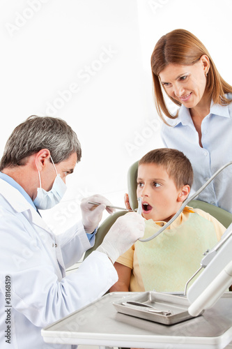 Junge beim Zahnarzt hat Angst vor Bohrer