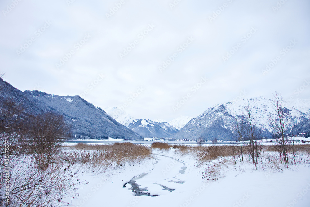 Der Achensee umrahmt von Bergen im Winter
