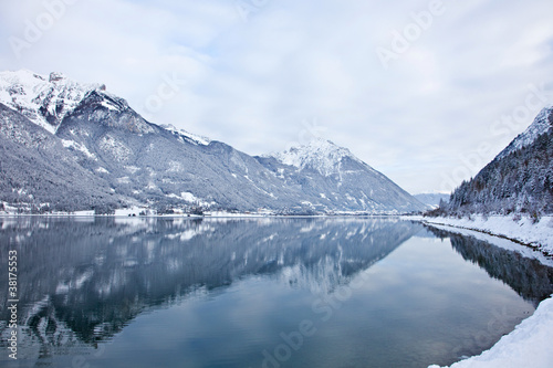 Der Achensee im Winter in Tirol mit Spiegelung der Berge