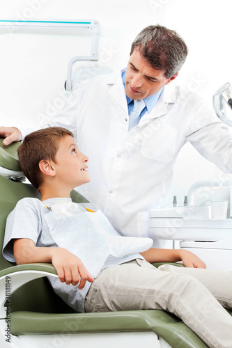 Kind redet mit Zahnarzt