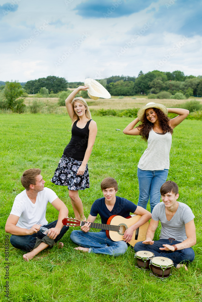 junge leute musizieren und tanzen im gras junge leute musizieren und tanzen im gras