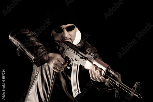 gangster armé d'une kalachnicov