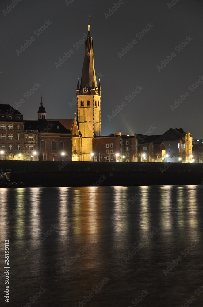St. Lambertus bei Nacht am Rhein Düsseldorf