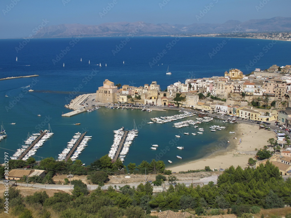 Blick auf den Hafen von Castellamara del Golfo, Sizilien