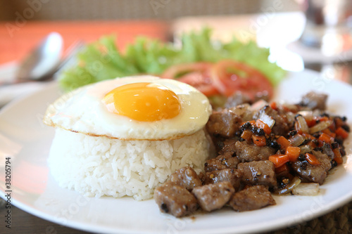 roast beef with black pepper and fried egg on rice