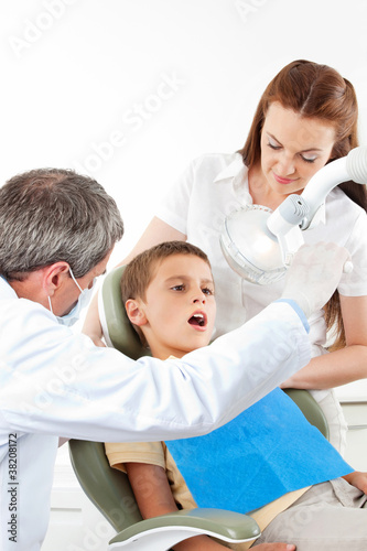 Junge in Behandlung beim Zahnarzt