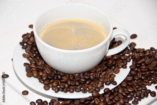 Kaffee mit Kaffeebohnen