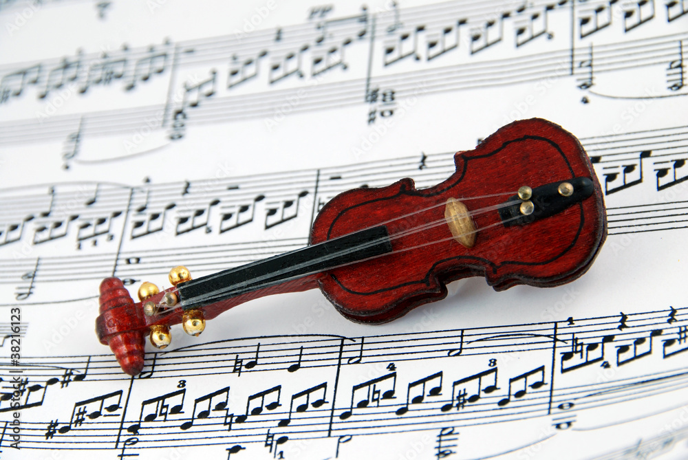 Naklejka premium Violin on sheet music