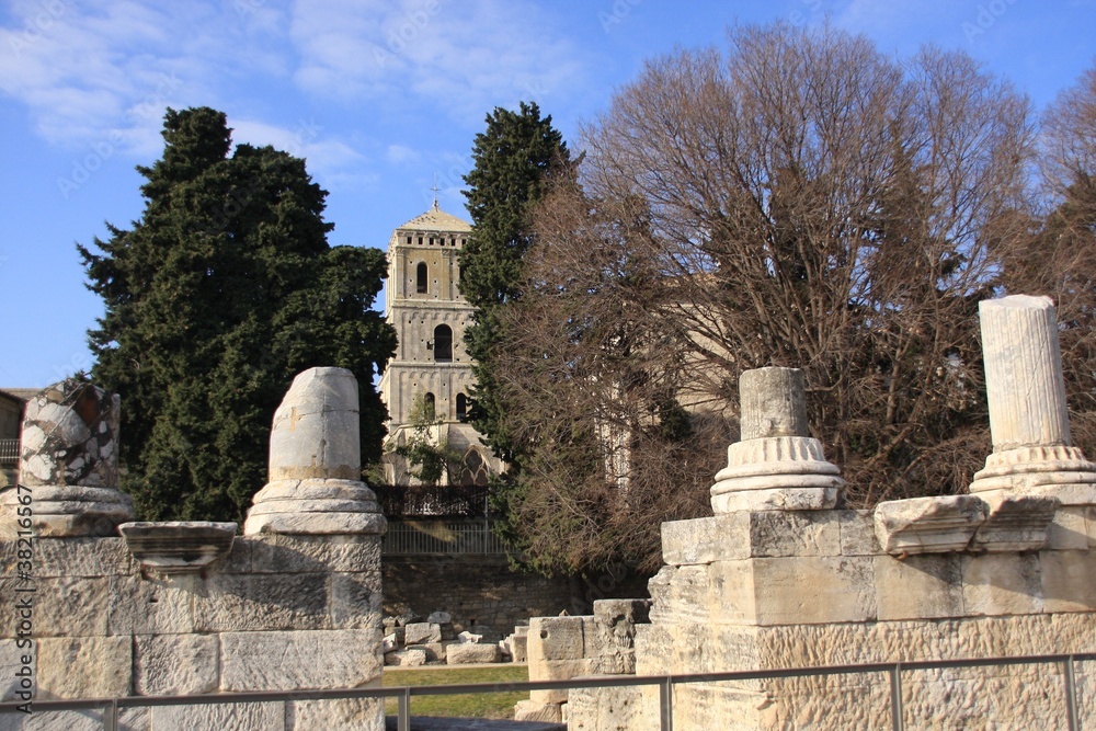 les restes du théatre d'Arles
