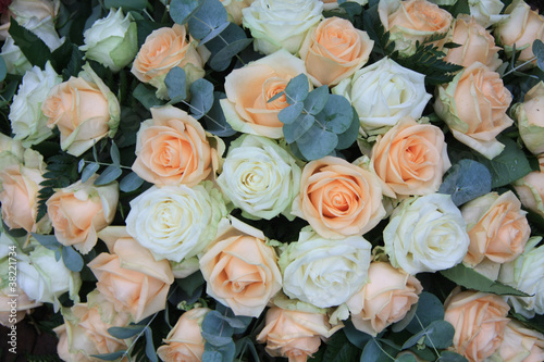 Soft orange and white rose arrangement © Studio Porto Sabbia