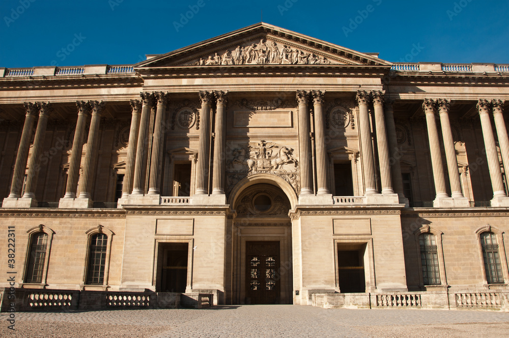 entrée du Musée du Louvre à Paris