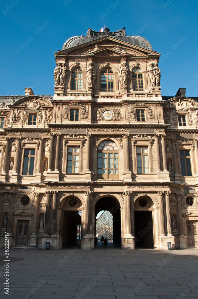entrée du Musée du Louvre à Paris