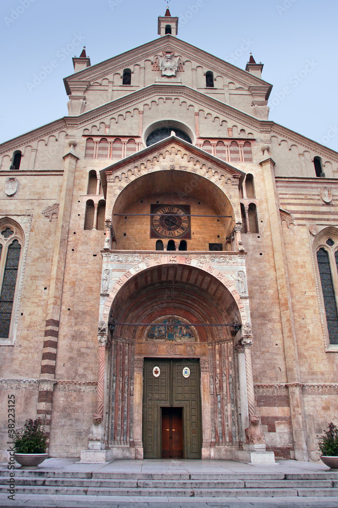 Verona, facciata del duomo di Santa Maria Matricolare