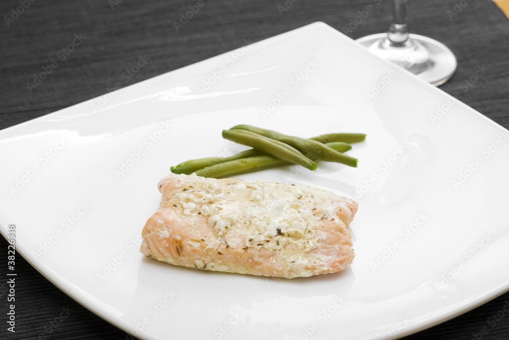 Piatto di salmone con aromi e fagiolini