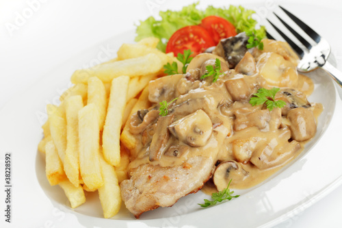 Jägerschnitzel mit Pommes frites