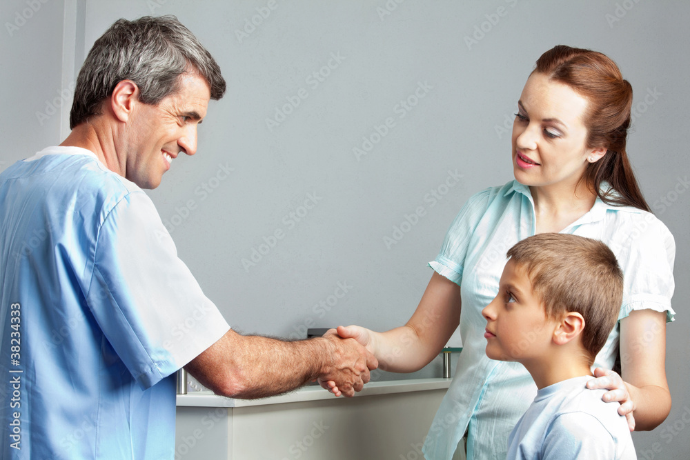 Fototapeta premium Handschlag beim Arzt