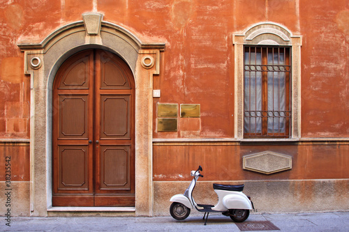Cremona, facciata con vespa