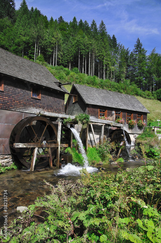 beliebtes Wahrzeichen des Schwarzwaldes,die Hexenlochmühle