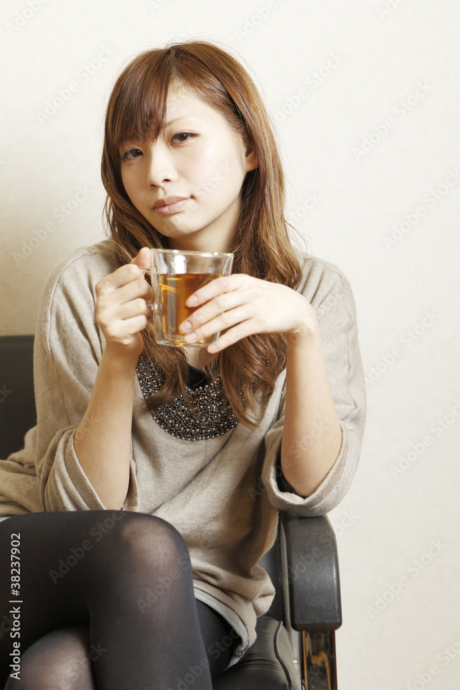 お茶を飲む女性 お茶を飲む女性