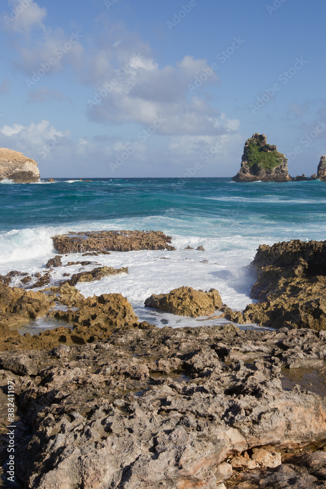 Brandung an der Küste von Guadeloupe Brandung an der Küste von Guadeloupe