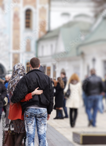Plakat w ramie Coppia in visita al monastero di Lavra, Kiev