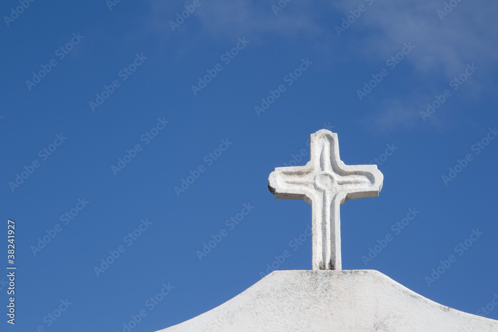 Trauer ... weißes Kreuz auf blauem Himmel