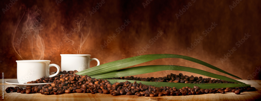 Fototapeta premium Kawa w kubku, z fasolą rozrzuconą na stole
