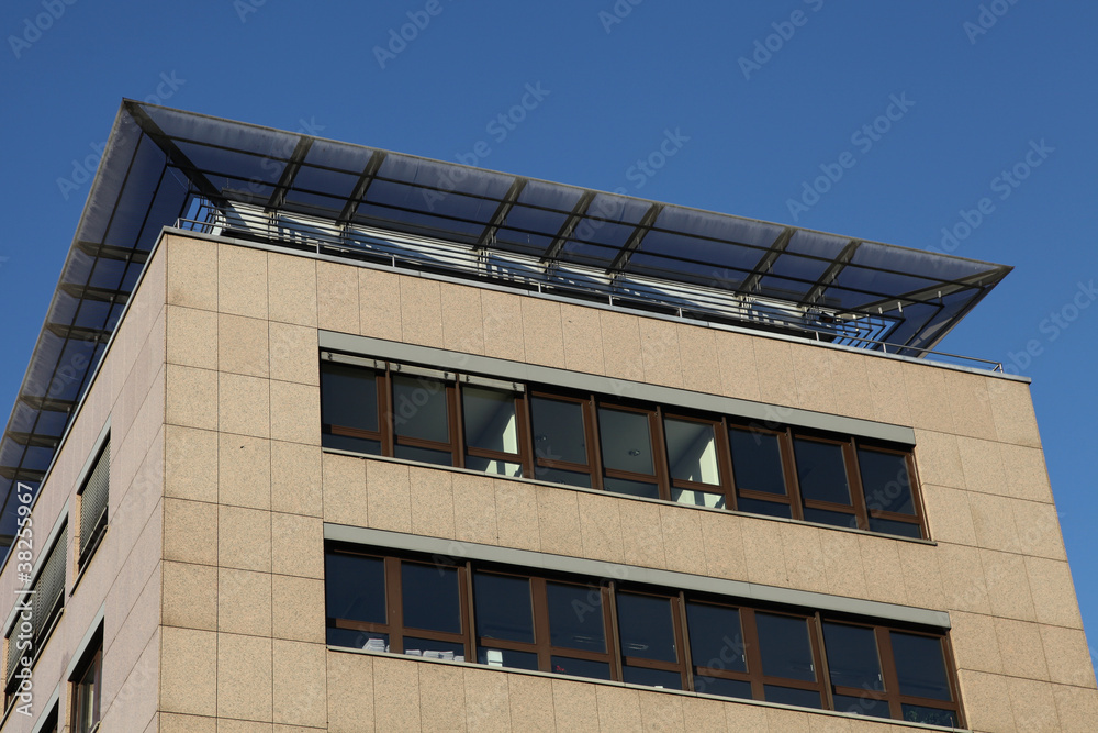 Geschäftshaus mit Sonnenenergie Geschäftshaus mit Sonnenenergie