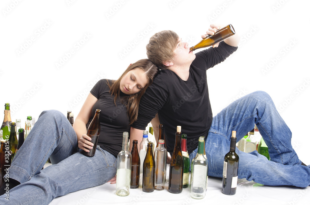 Zwei Jugendliche beim Trinken - obrazy, fototapety, plakaty 