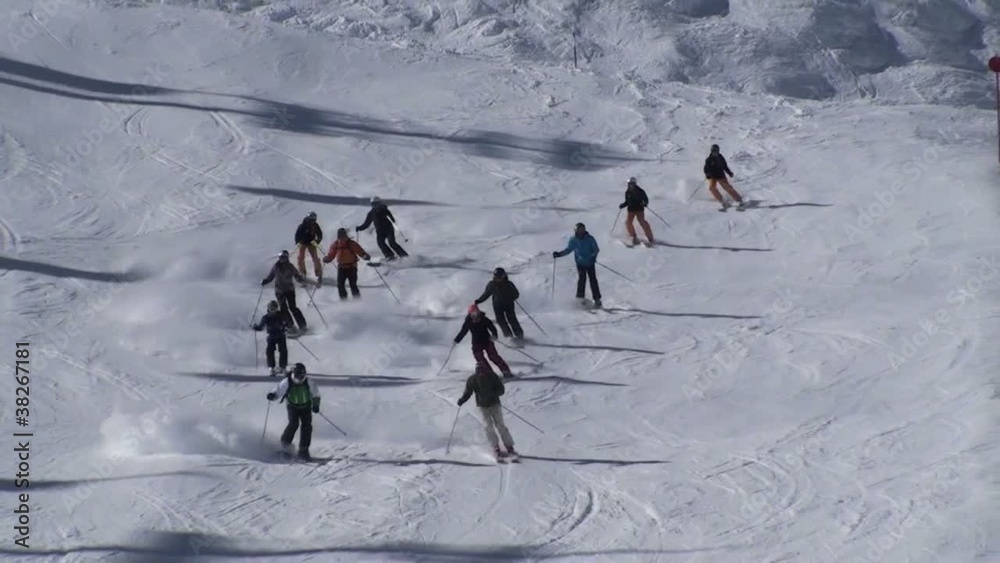 Gruppe fährt Ski