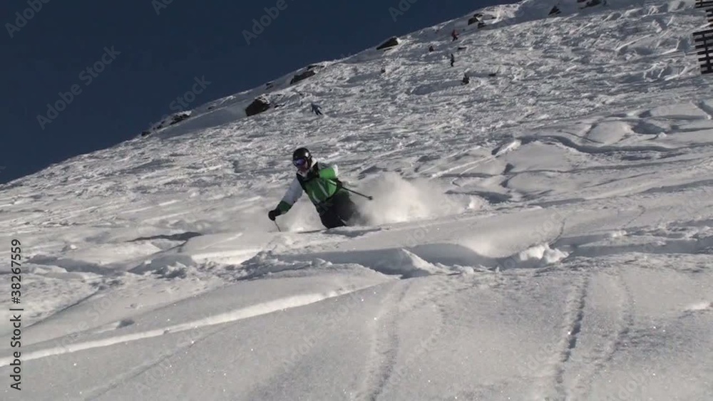 Tiefschnee Skifahrer