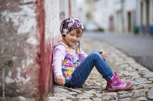 Fototapeta Naklejka Na Ścianę i Meble -  Little girl outdoors