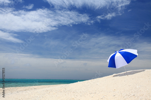 ナガンヌ島の真っ白い砂浜とビーチパラソル