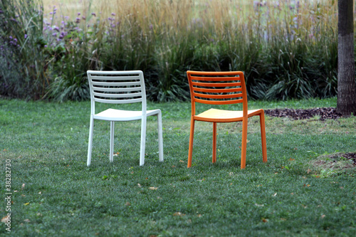 leere Gartenstühle bei der Bundesgartenschau © etfoto