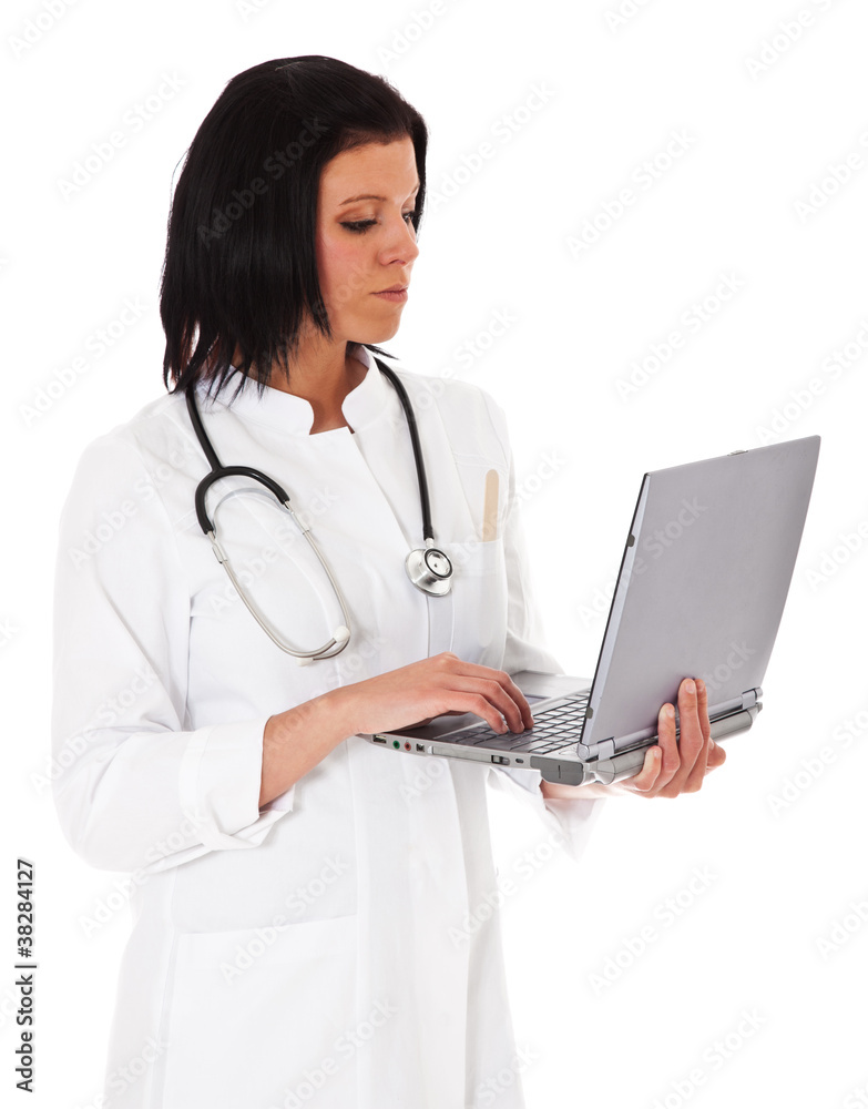 Ärztin überprüft Krankenakte auf ihrem Laptop Ärztin überprüft Krankenakte auf ihrem Laptop