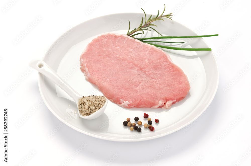 Fetta di lombo di maiale nel piatto bianco Fetta di lombo di maiale nel piatto bianco