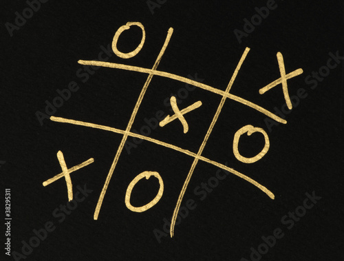 Фотография Hand-drawn tic-tac-toe game over black