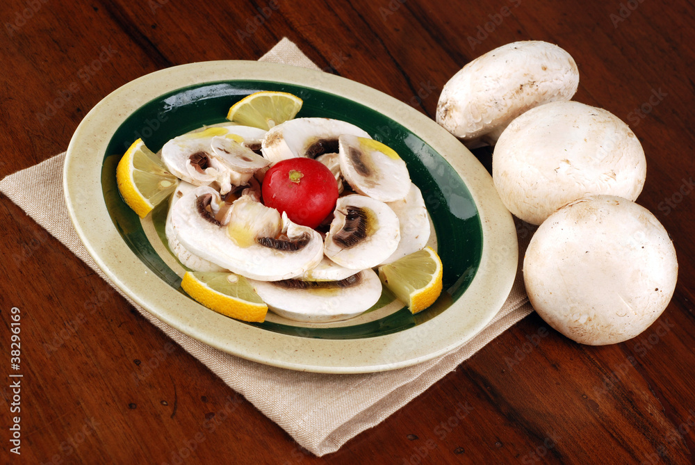 FUNGHI CONDITI CON LIMONE ED OLIO DUE FUNGHI CONDITI CON LIMONE ED OLIO DUE