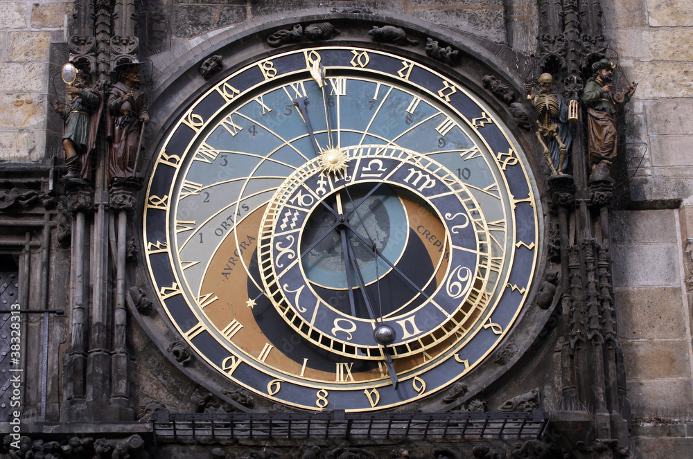Obraz premium amous medieval astronomical clock in Prague, Czech Republic