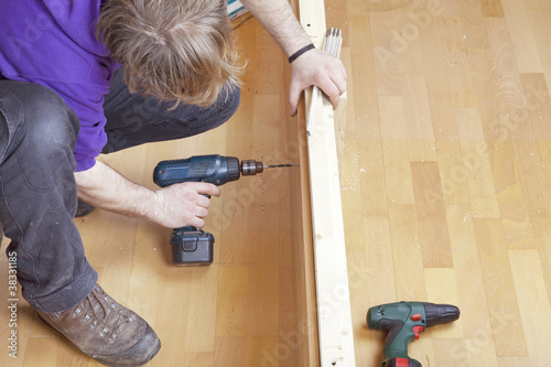 Handwerker bei der Arbeit -Handwerker baut ein Familienbett photo