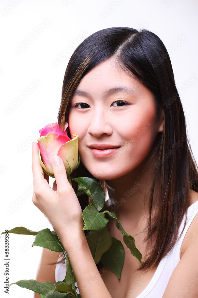 junge asiatin hält eine rosa rose vor ihr gesicht junge asiatin hält eine rosa rose vor ihr gesicht
