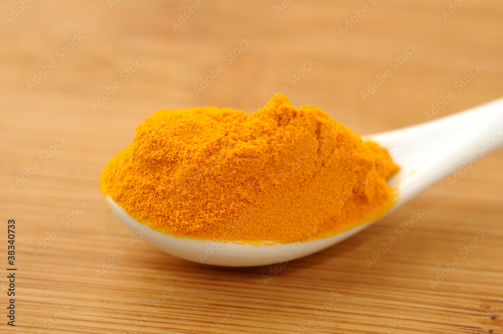 kurkuma na porcelanowej łyżce