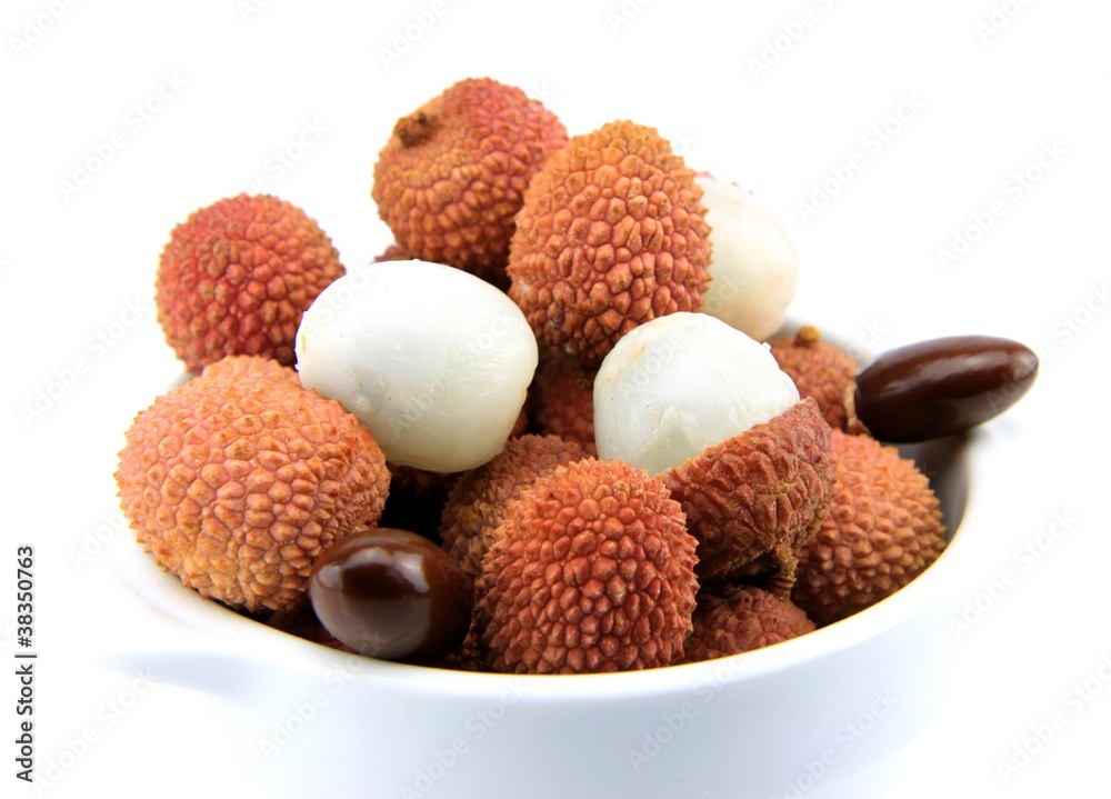 litchis dans un bol sur fond blanc litchis dans un bol sur fond blanc