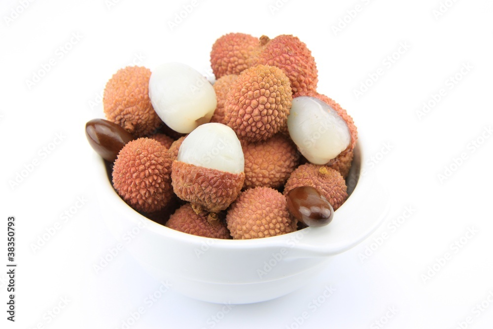 litchis dans un bol sur fond blanc litchis dans un bol sur fond blanc