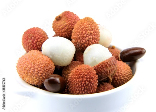 litchis dans un bol sur fond blanc photo