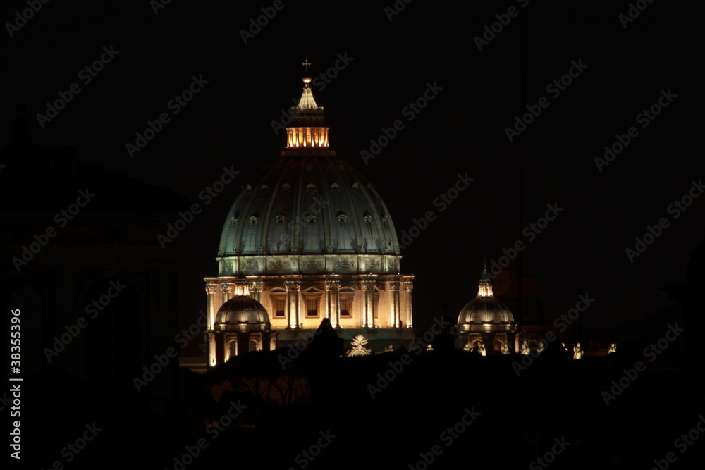 Fototapeta premium Dome of Saint Peter Basilica by night