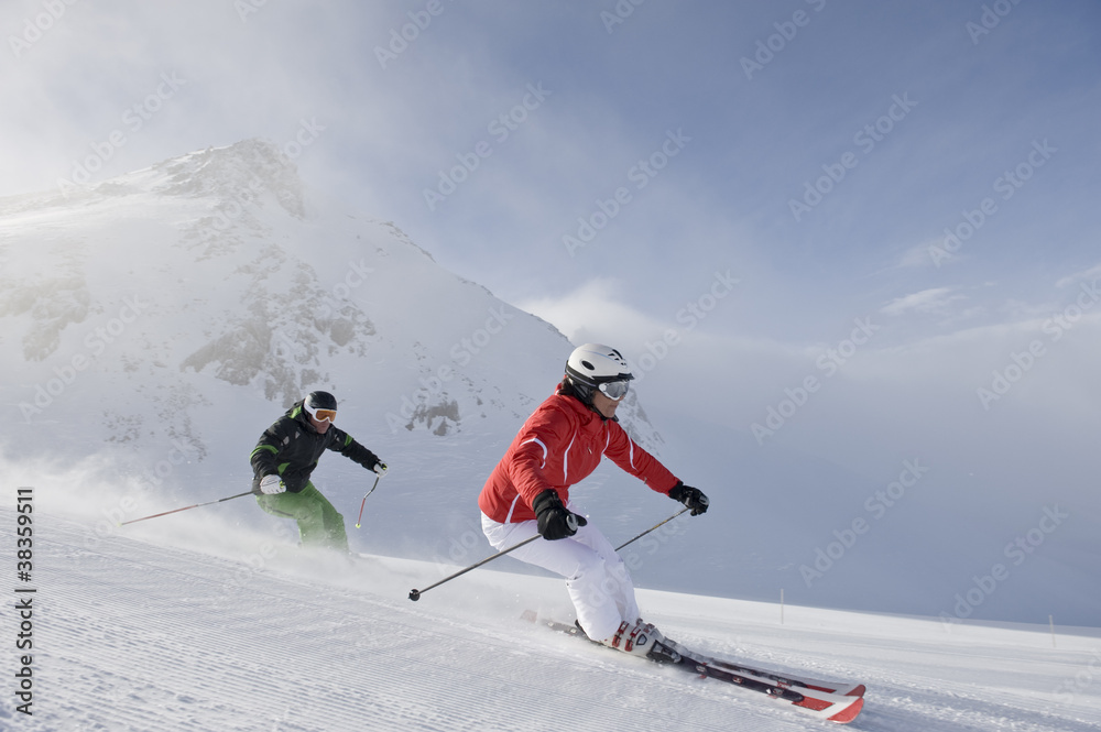 Skifahrer in extremen Abfahrt Position