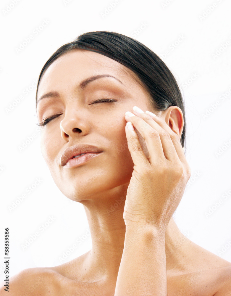 Mujer latina y tratamiento facial.