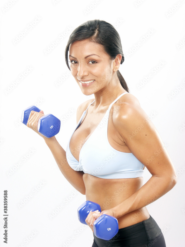 Joven mujer latina haciendo ejercicio. Joven mujer latina haciendo ejercicio.